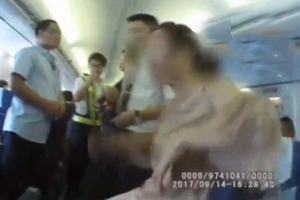 女子因邻座没起身谩骂 致航班延误半小时被拘