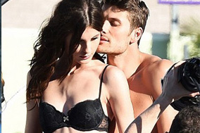 火辣名模半裸当街指导“床戏” 骑上身还…