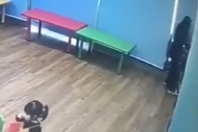 亲子园最新监控：疑似教师把儿童堵在墙角踢