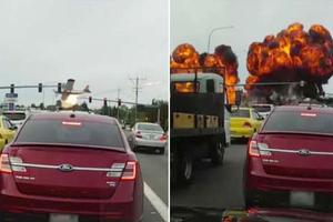 飞机从天而降撞上红绿灯后爆炸 场面惊险