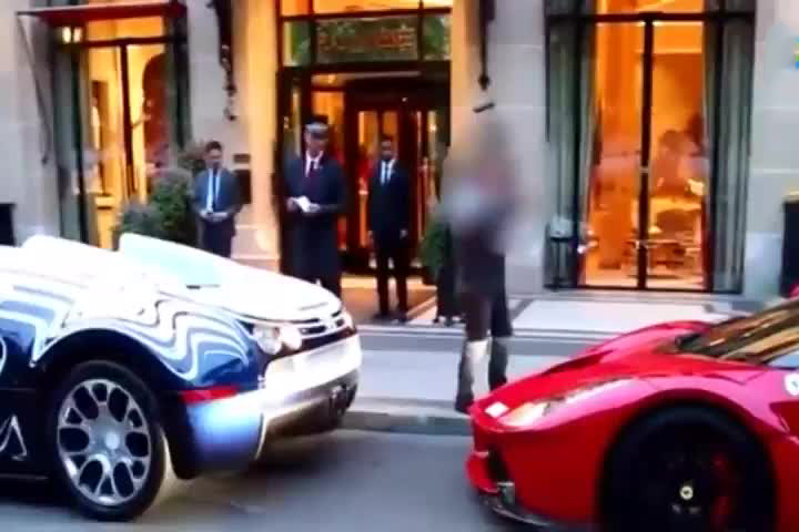 三千万的布加迪撞上两千万的法拉利 神结局