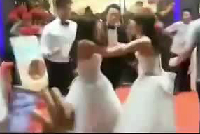 婚礼上小三穿婚纱暴打新娘 男子在场不知所措