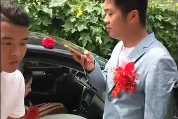 彩礼不到位新娘不下车，然后新郎给前女友打电话