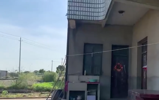 家属谈夺命保姆：作案前认真热情 老人未下葬