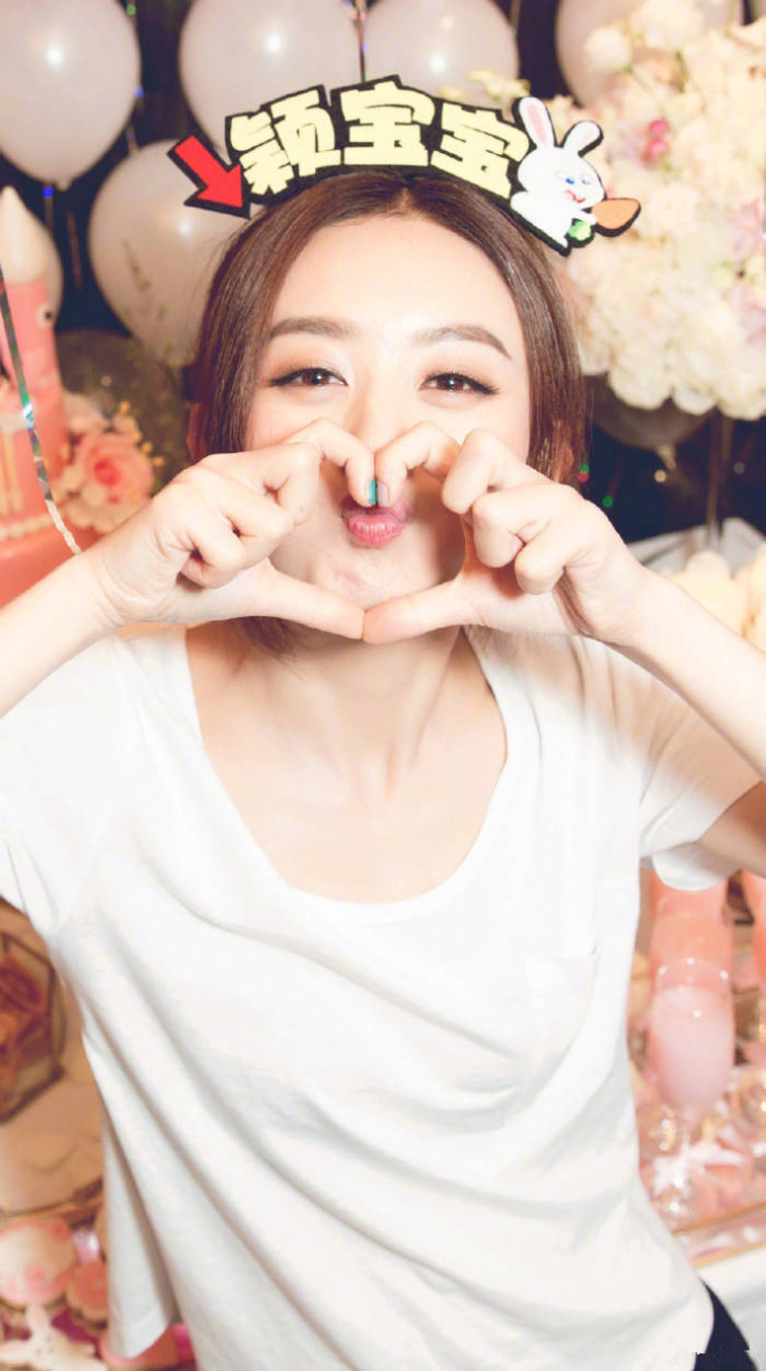 颖宝嘟起嘴巴来 心都要可爱炸了