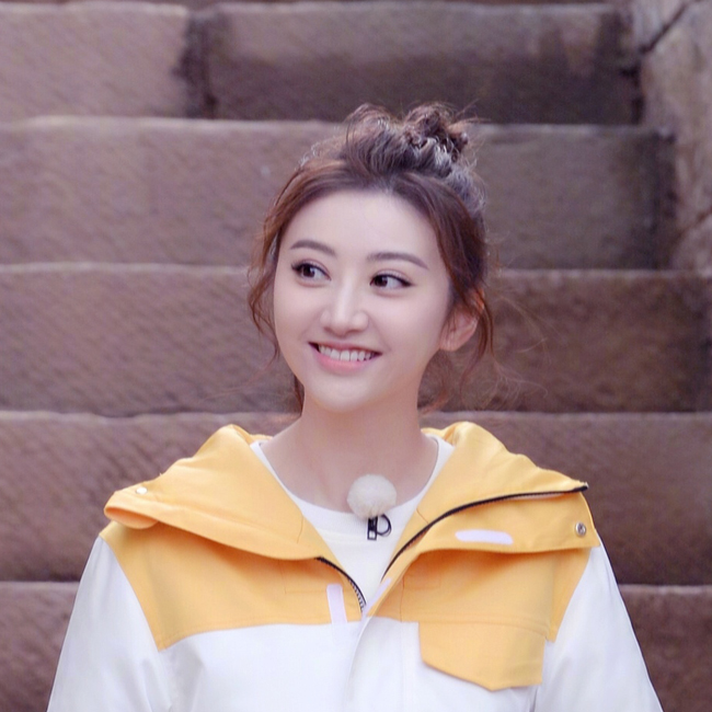 景甜的卷毛配上丸子头 简直让人好感度暴增(图)