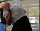 真实版丧尸？重庆轻轨女子表情突变