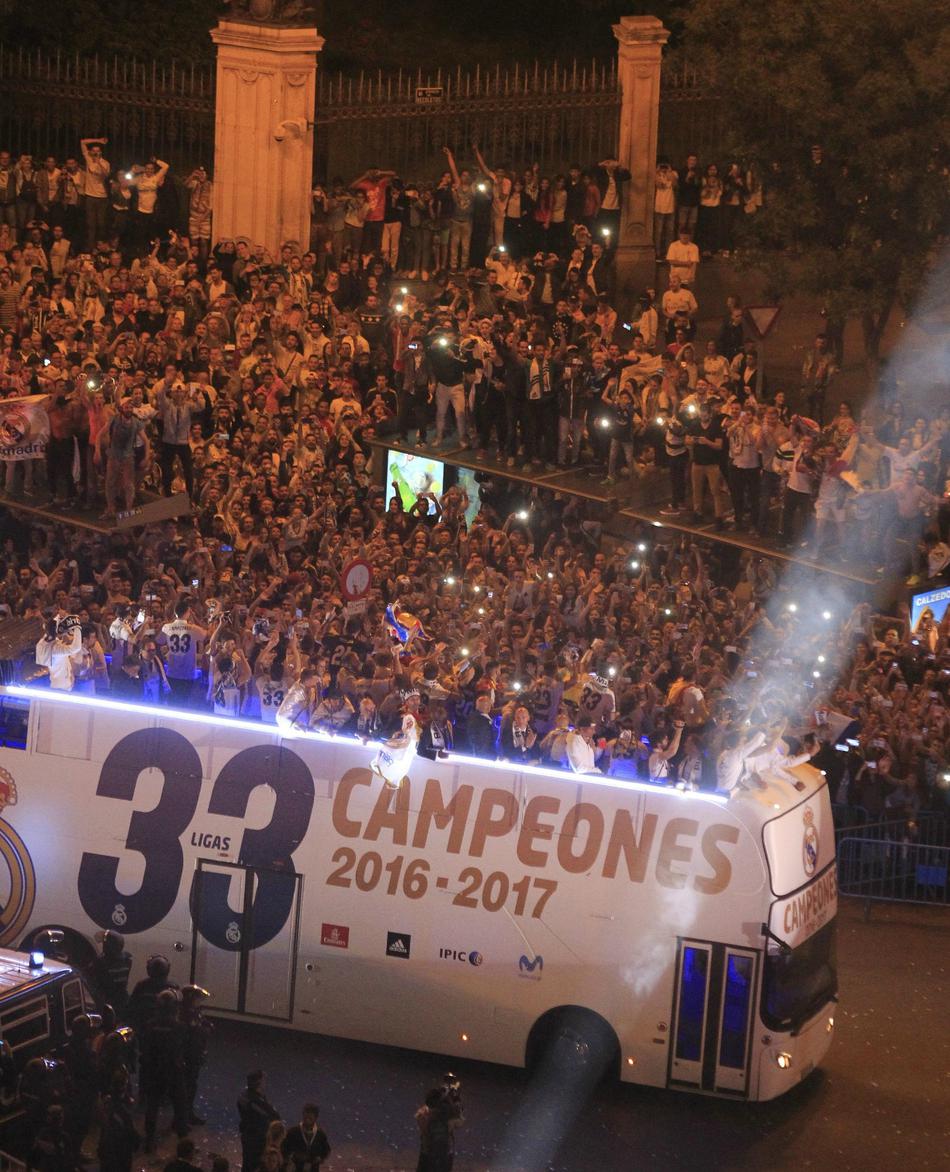 马德里城皇马球迷狂欢_高清图集_新浪网