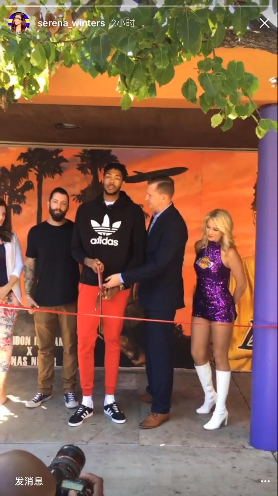 英格拉姆参加剪彩仪式