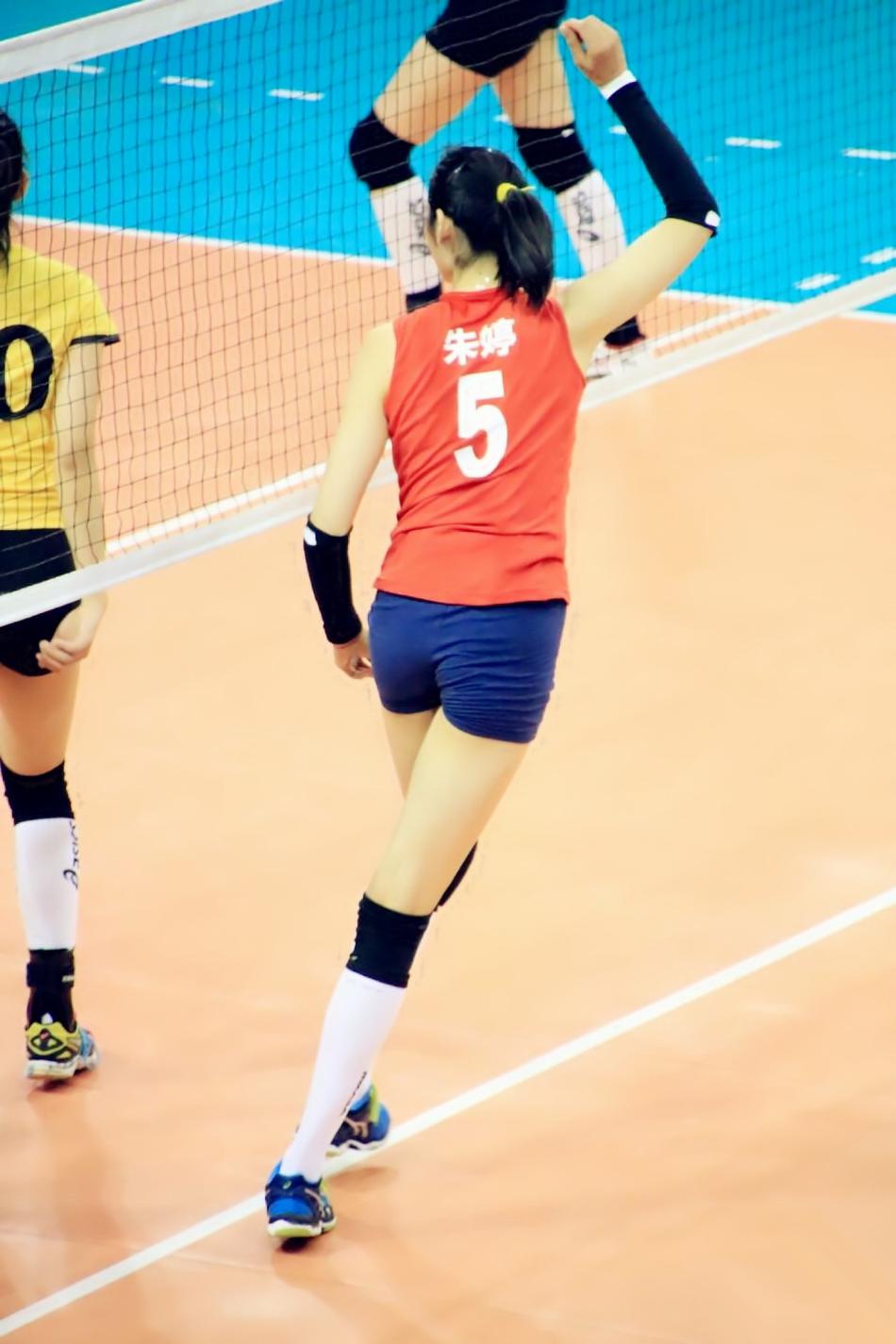 5号朱婷的背影