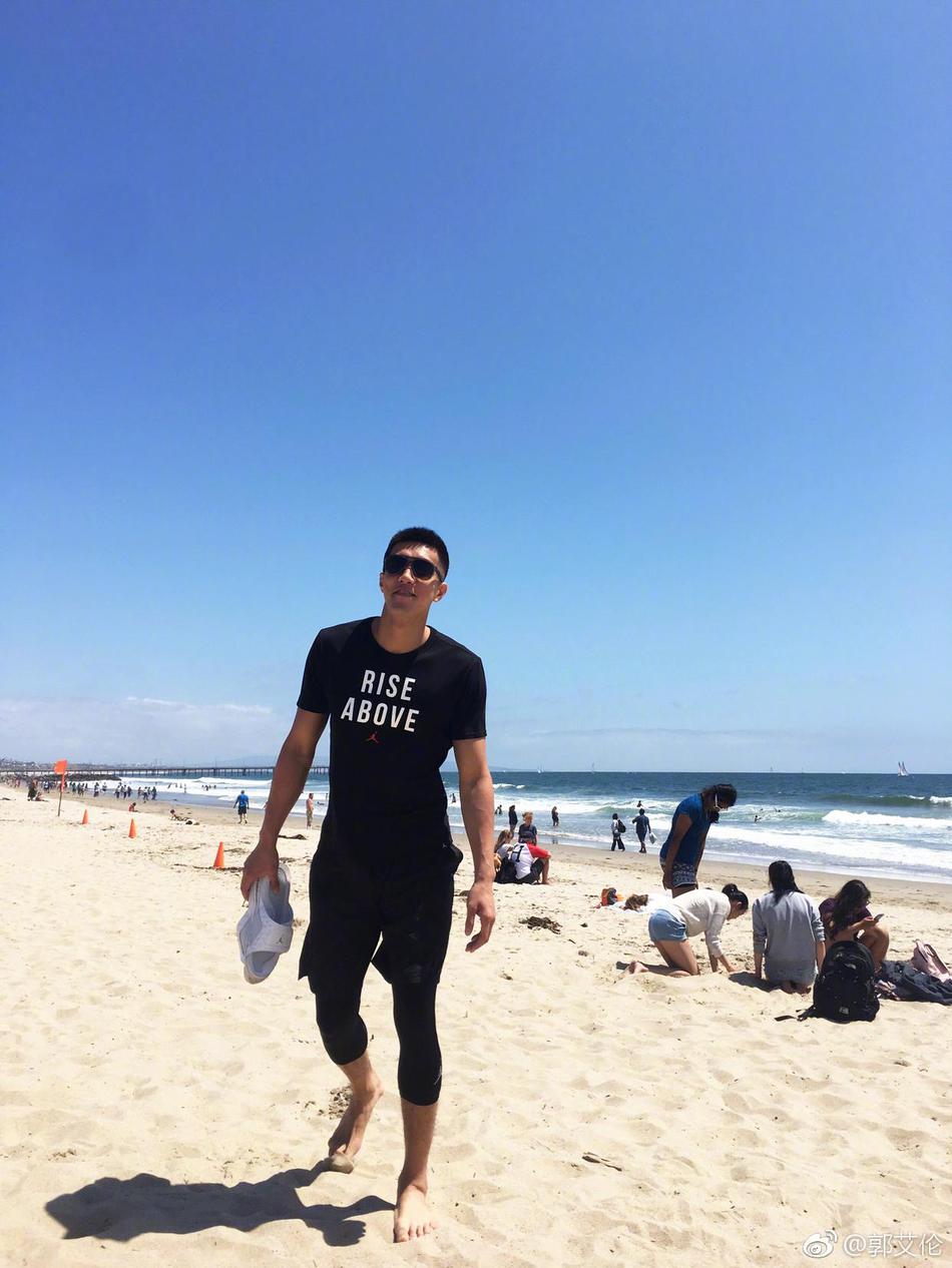 郭艾伦美国沙滩烤苞米