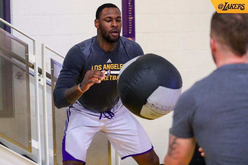 拉塞尔被交易前仍在湖人训练