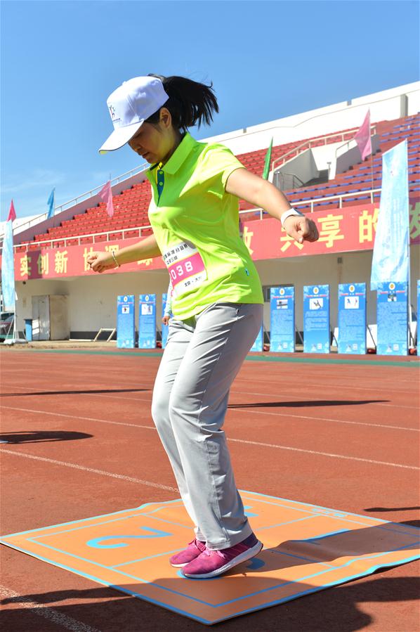 8月25日,选手参加十字象限跳比赛.