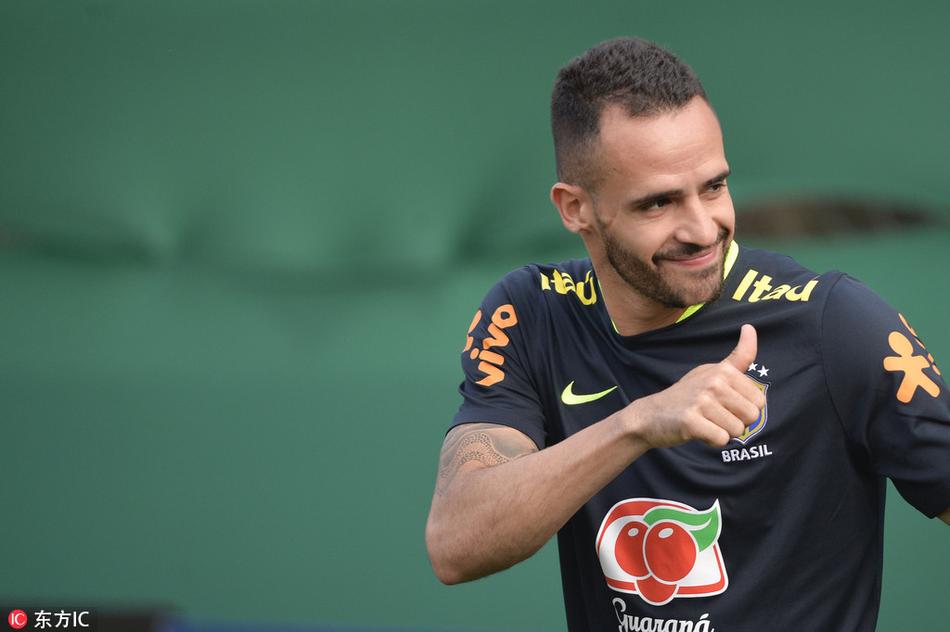 奥古斯托在巴西队集训很开心_高清图集_新浪网