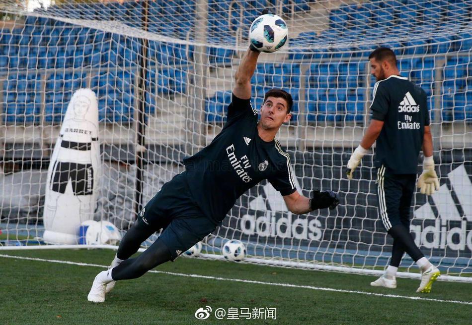 库尔图瓦亮相皇马训练场