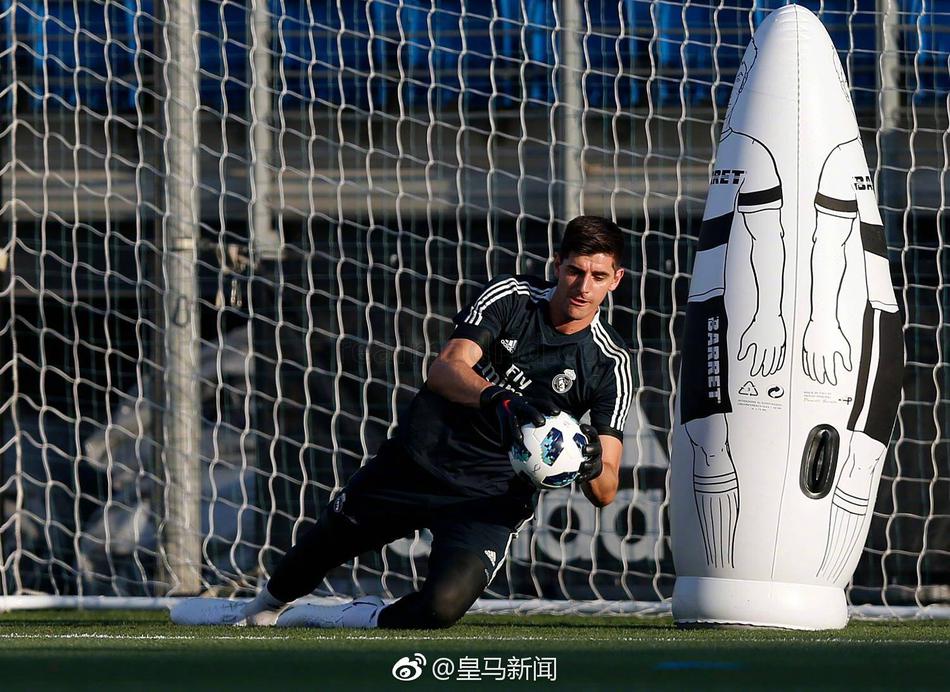 库尔图瓦亮相皇马训练场