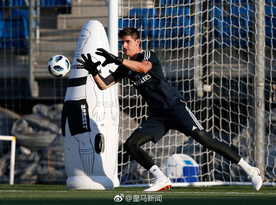 库尔图瓦亮相皇马训练场