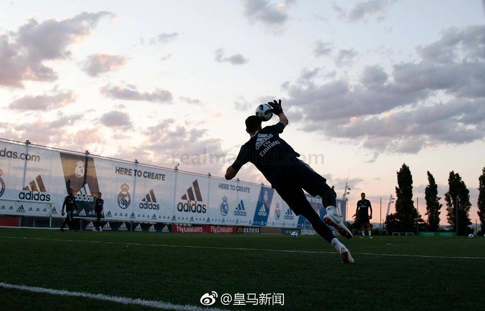 库尔图瓦亮相皇马训练场