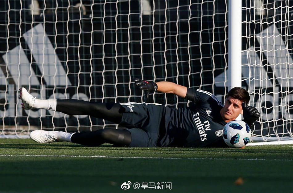 库尔图瓦亮相皇马训练场