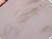 小情侣凌晨入住酒店 醒来发现床上有脚印