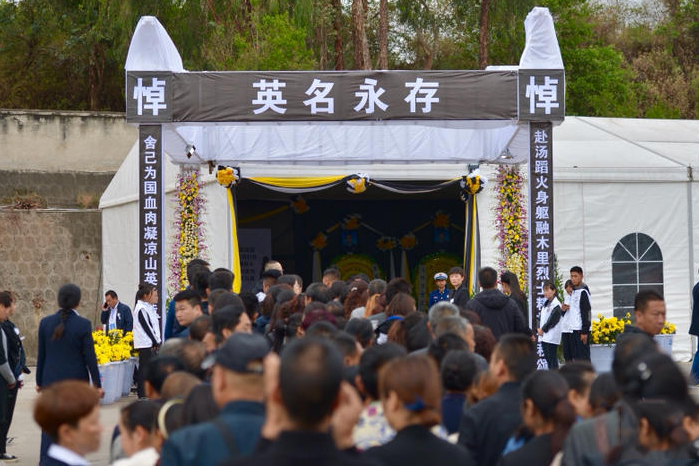 民众自发前往悼念烈士 久久不愿离去