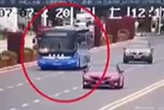 贵州公交坠湖瞬间曝光：猛然转向 冲撞护栏