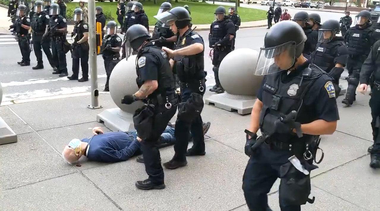 美国警察再现暴力执法！当街推倒老人致其头部撞地流血