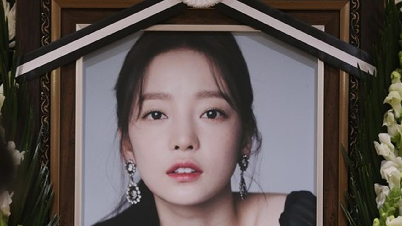 具荷拉家中身亡年仅28岁 去世前曾直播悼念雪莉