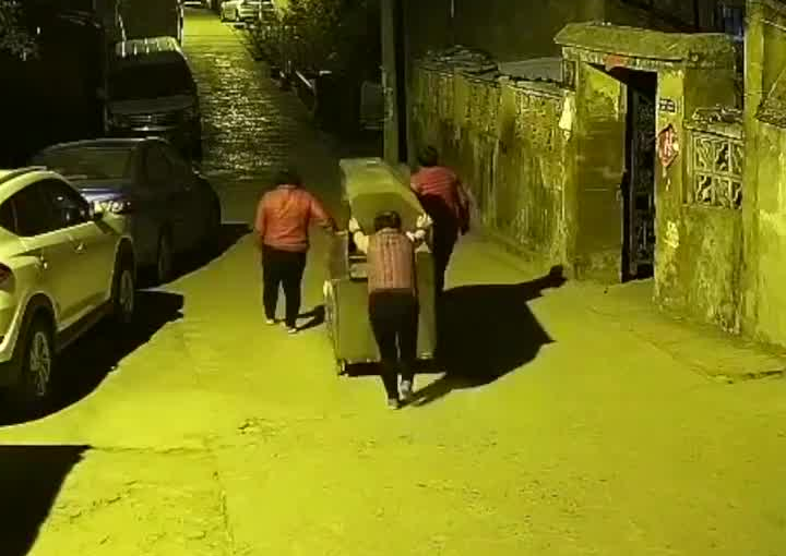 想吃烧烤 三大妈偷走三百斤烧烤炉