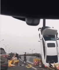 这辆车想“飞天”？女司机竟把它开到指路牌上