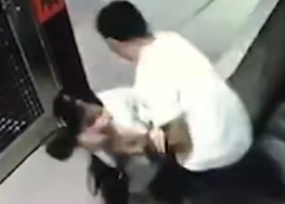 女孩楼梯上遭陌生男子猥亵 监控拍下全过程