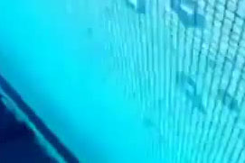 妙龄女玩自拍手机落泳池 却意外拍到…