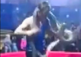 男子表演蟒蛇绕颈倒地死亡 观众看嗨以为是表演