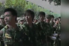 李易峰罕见军训照曝光 在第一排偷吃东西