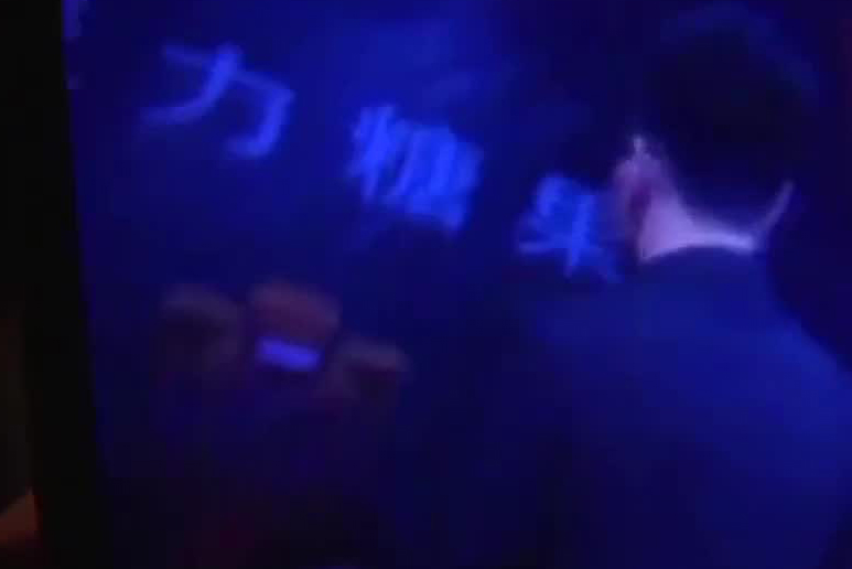 三位富婆各叫男模陪酒 醉酒后醒来崩溃了