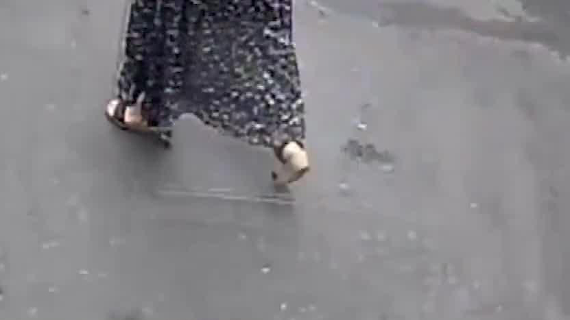 女司机开公交车冲向站台 等车老人身亡