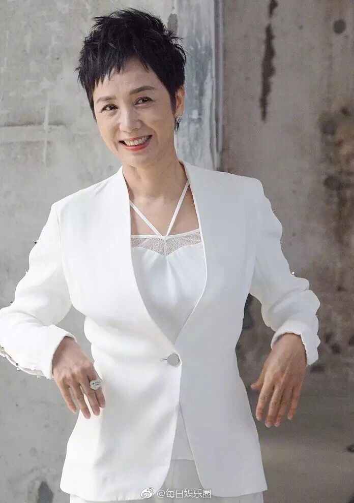 48岁的蒋雯丽最近穿着一套白色西服拍摄写真短发清爽干练