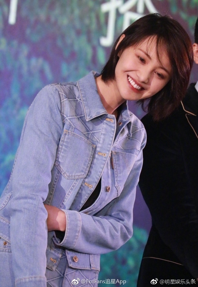 组图:郑爽短发清新养眼 笑容亲和力十足