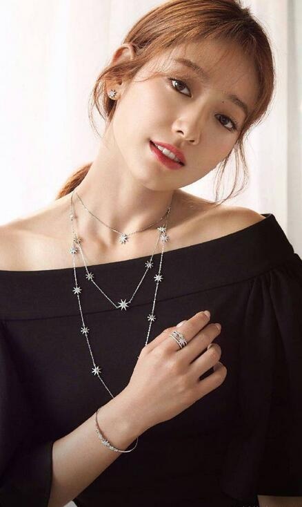 朴信惠侧颜精致 戴首饰温婉知性女子力惊人