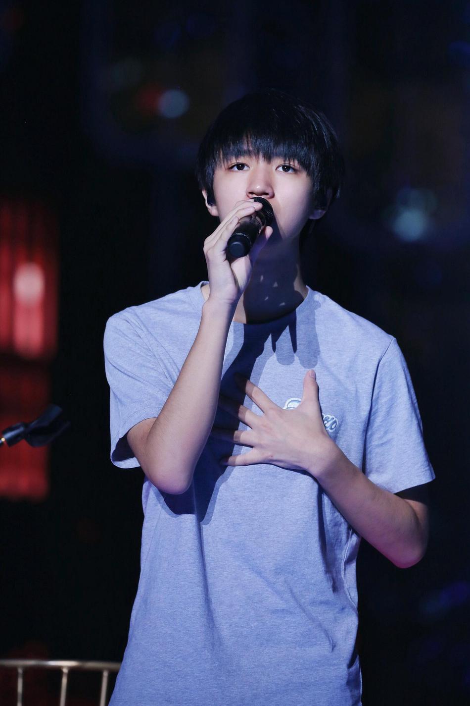 组图:王俊凯高考后首秀 认真排练表情淡然