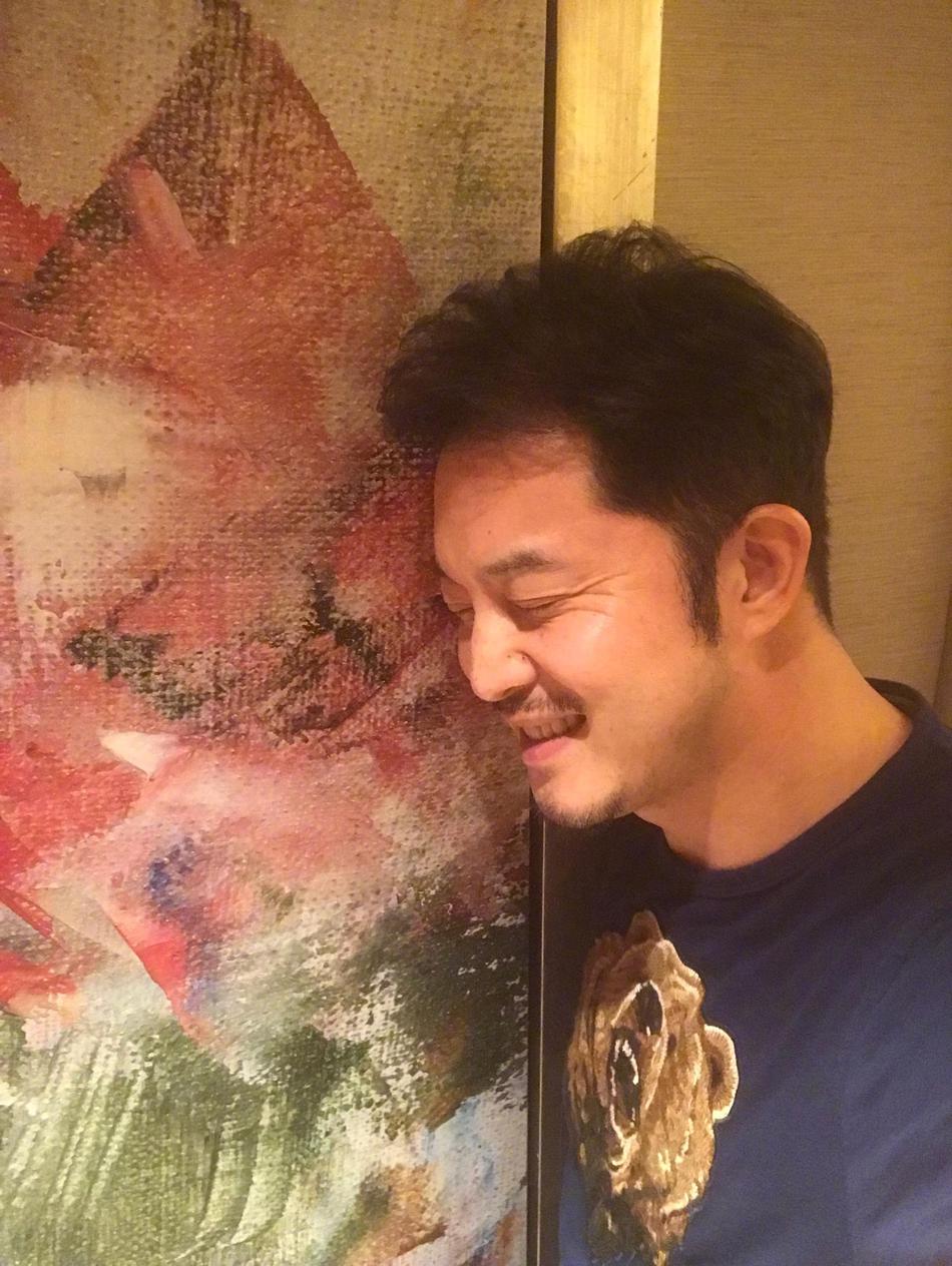 组图:沙溢晒自拍秀文艺 以儿子口气自夸帅气