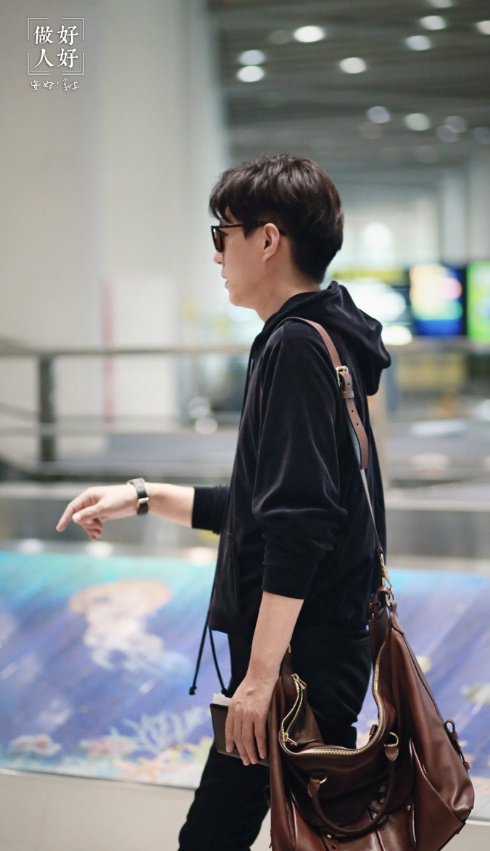 组图:靳东米兰秀场归来 全黑look满屏都是大长腿