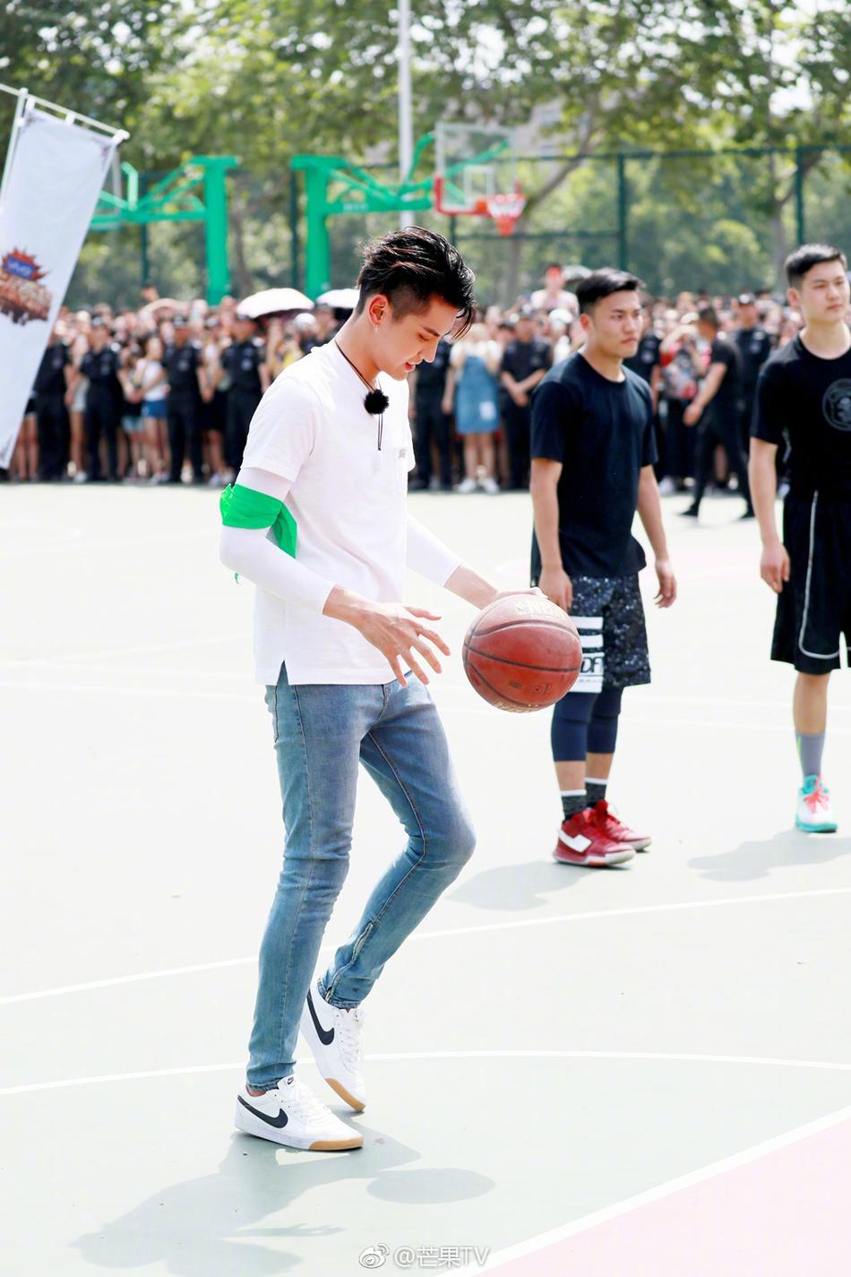 组图:吴亦凡白t化身篮球少年 运球传球投篮有模有样_高清图集_新浪网