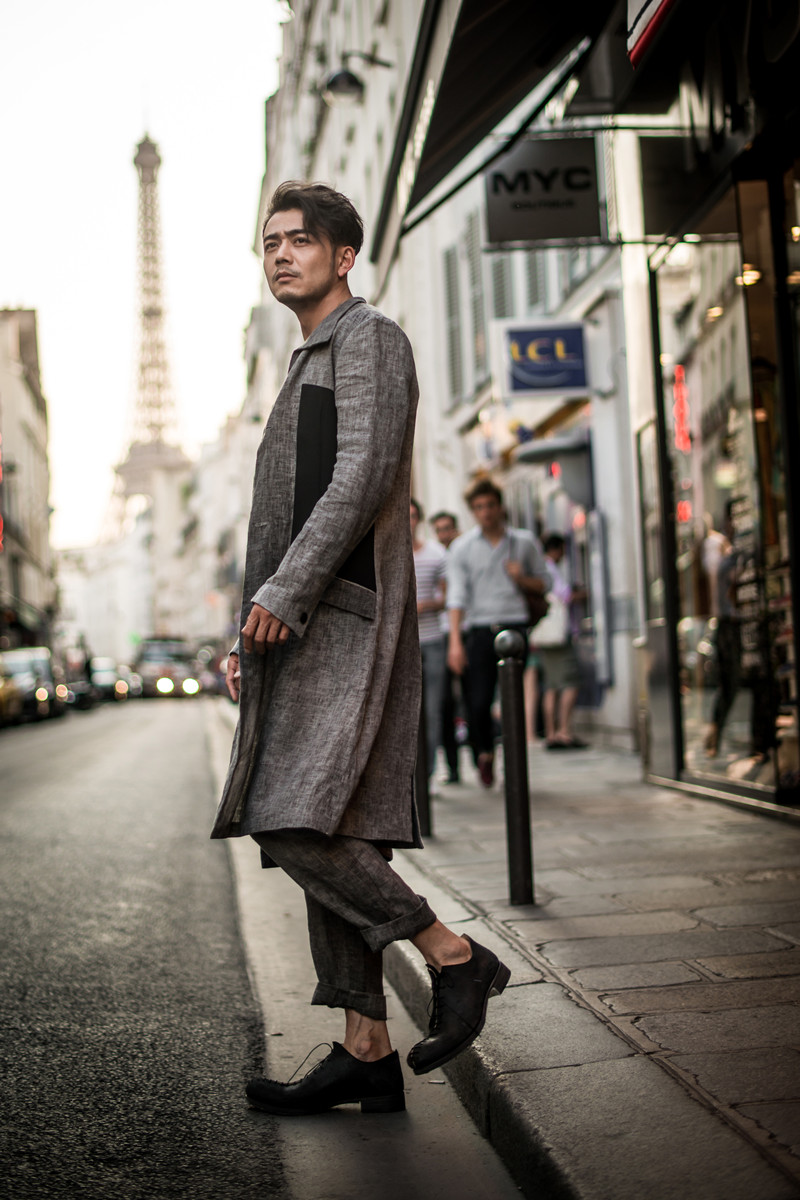 近日,杨烁一组街拍大片出炉,他悠闲的漫步在巴黎街头, 文艺与摩登模式