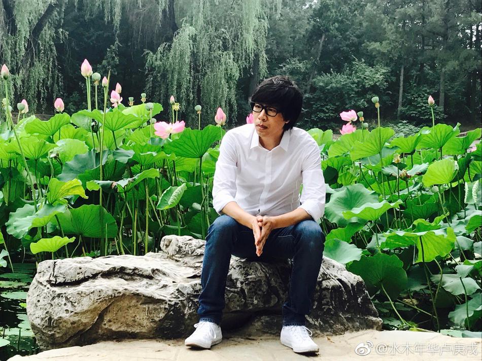 组图:"水木年华"卢庚戌重回母校 演绎白衣飘飘的年代