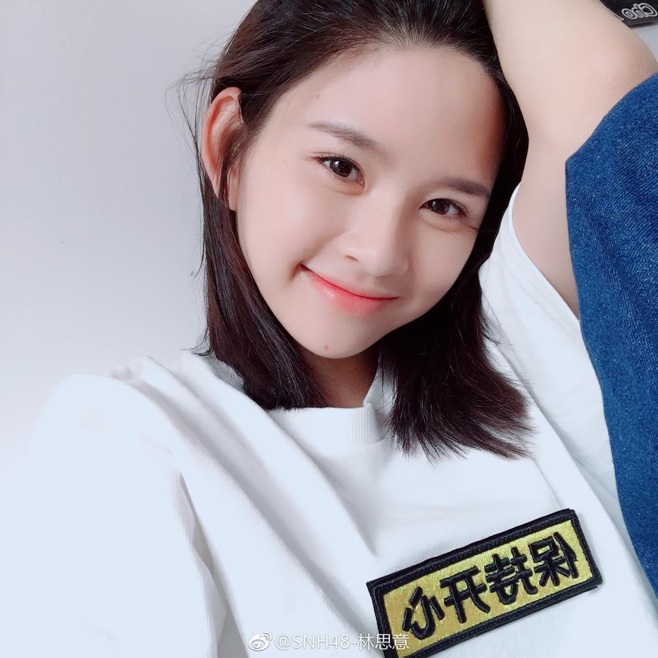 组图:林思意淡妆自拍照 卖萌比v心情好_高清图集_新浪网