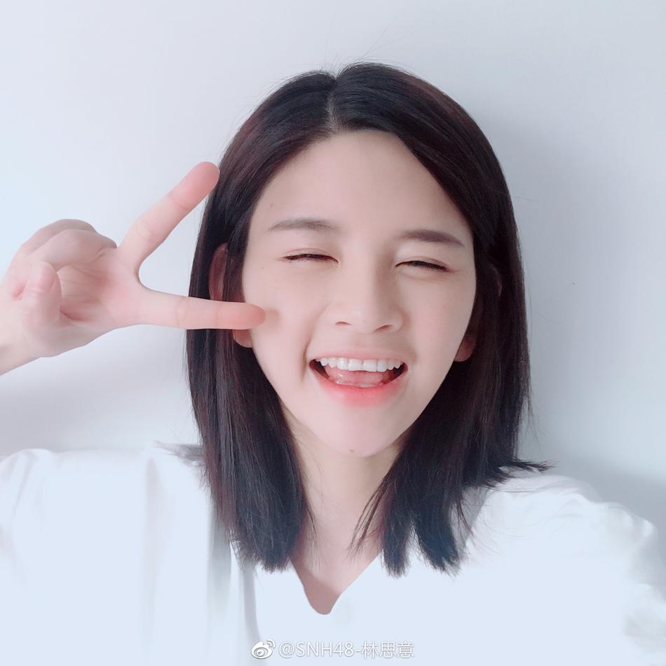 组图:林思意淡妆自拍照 卖萌比v心情好