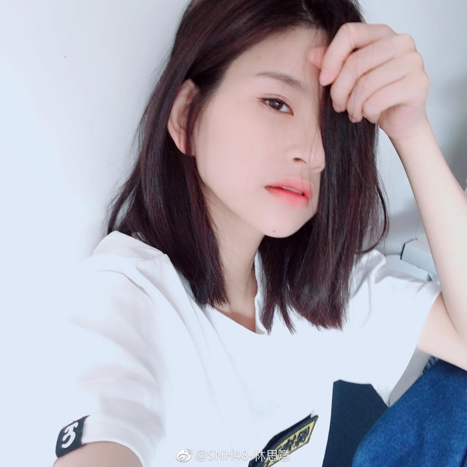 组图:林思意淡妆自拍照 卖萌比v心情好