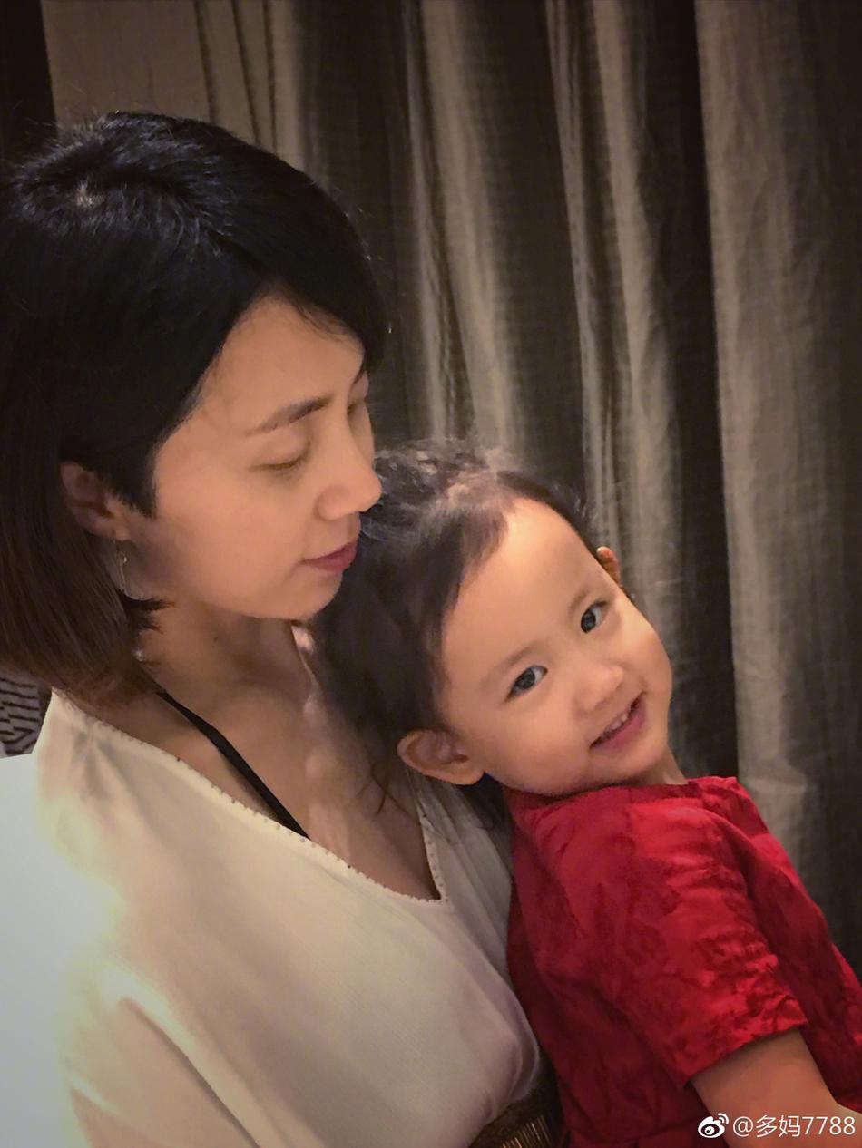 组图孙莉产后首晒母女温馨合照分享多妹撒娇趣事