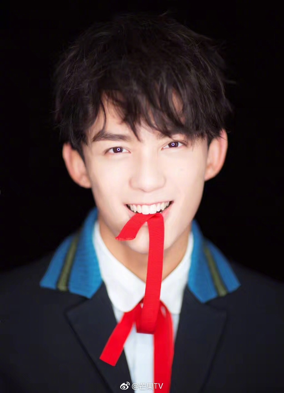 从可爱萌娃到长腿少年 吴磊眉眼带笑帅气十足